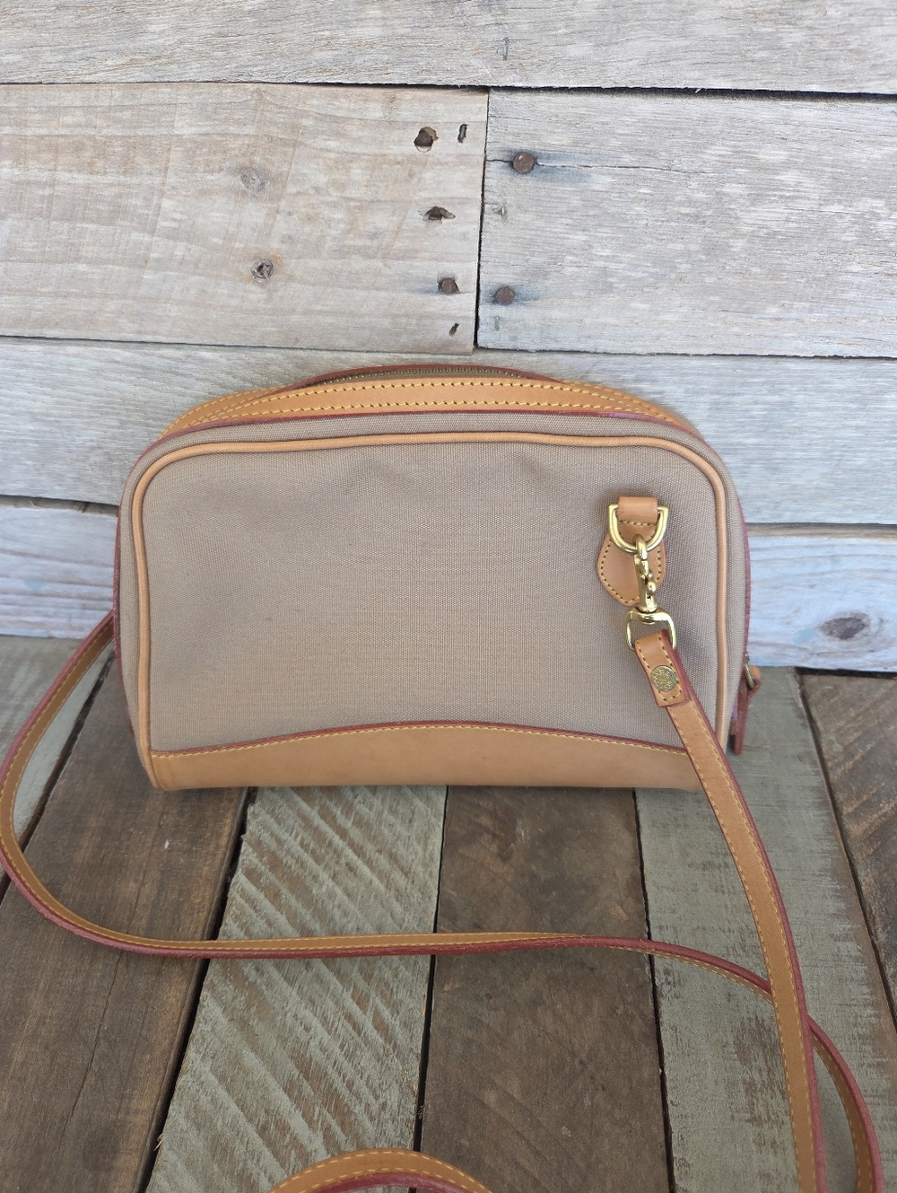 Dooney & Bourke Crossbody. - Picture 2 of 15